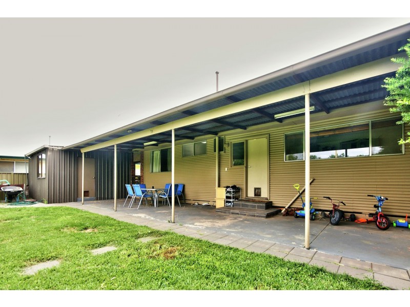 228 Waring Street, Deniliquin NSW 2710