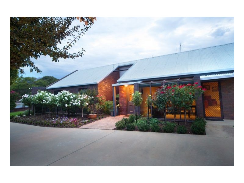 425 George St, Deniliquin NSW 2710