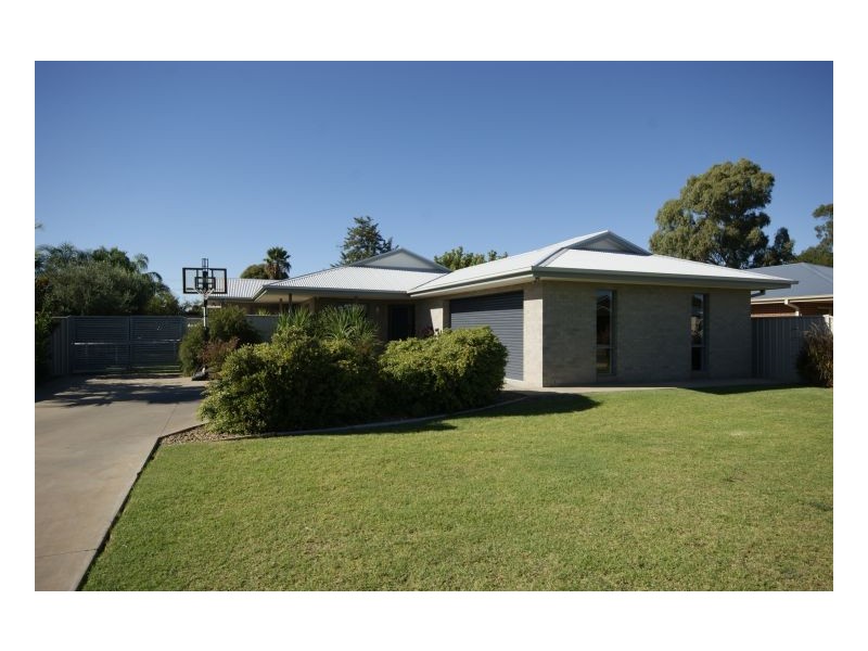 140 McMillan Street, Deniliquin NSW 2710