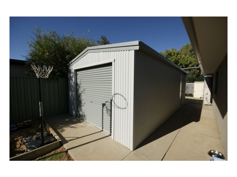 140 McMillan Street, Deniliquin NSW 2710