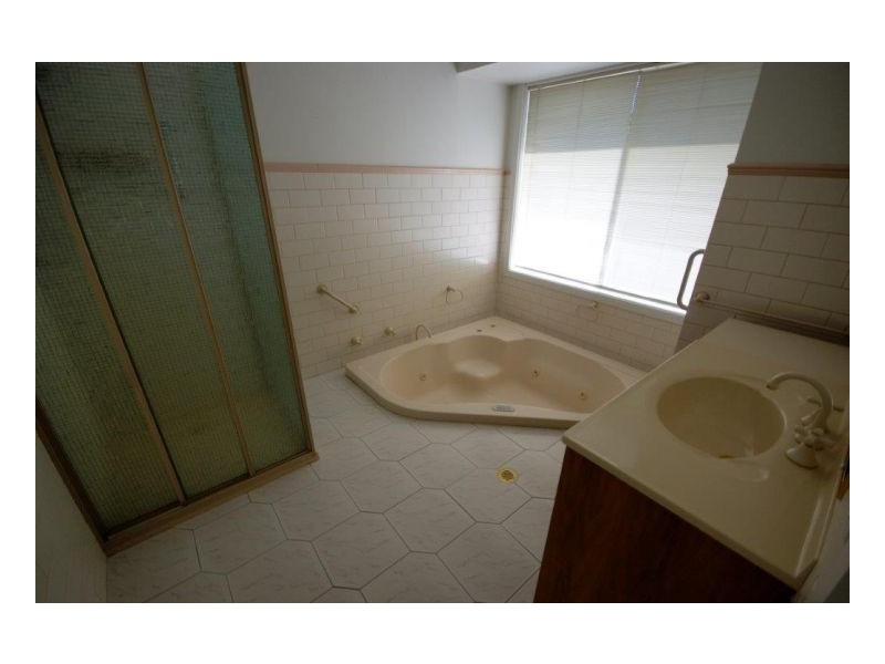 213 Burchfield Avenue, Deniliquin NSW 2710