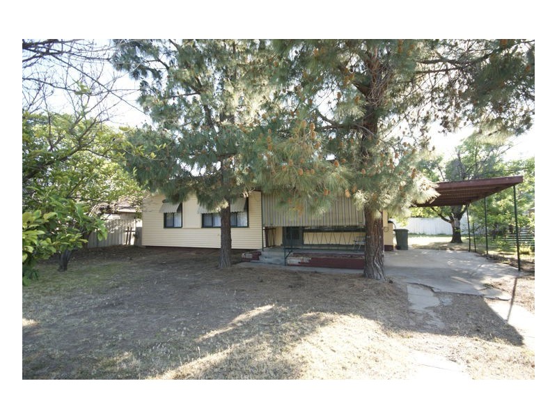 5 Robertson Crescent, Deniliquin NSW 2710