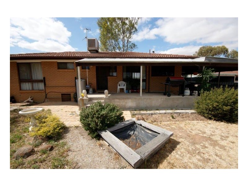 99 Burton Street, Deniliquin NSW 2710