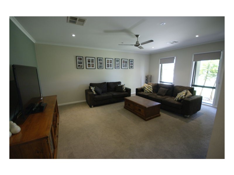 147 McMillan Street, Deniliquin NSW 2710