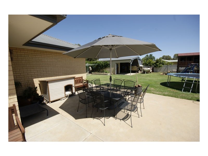 147 McMillan Street, Deniliquin NSW 2710
