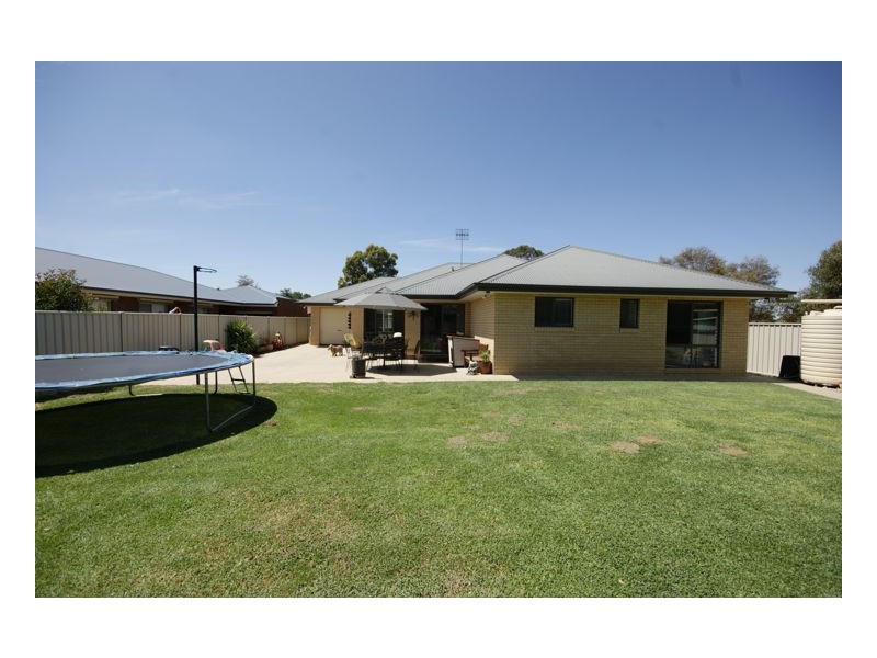 147 McMillan Street, Deniliquin NSW 2710