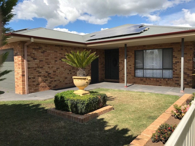 8 Thomas Crt, Deniliquin NSW 2710