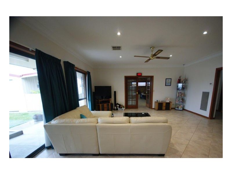 8 Thomas Crt, Deniliquin NSW 2710