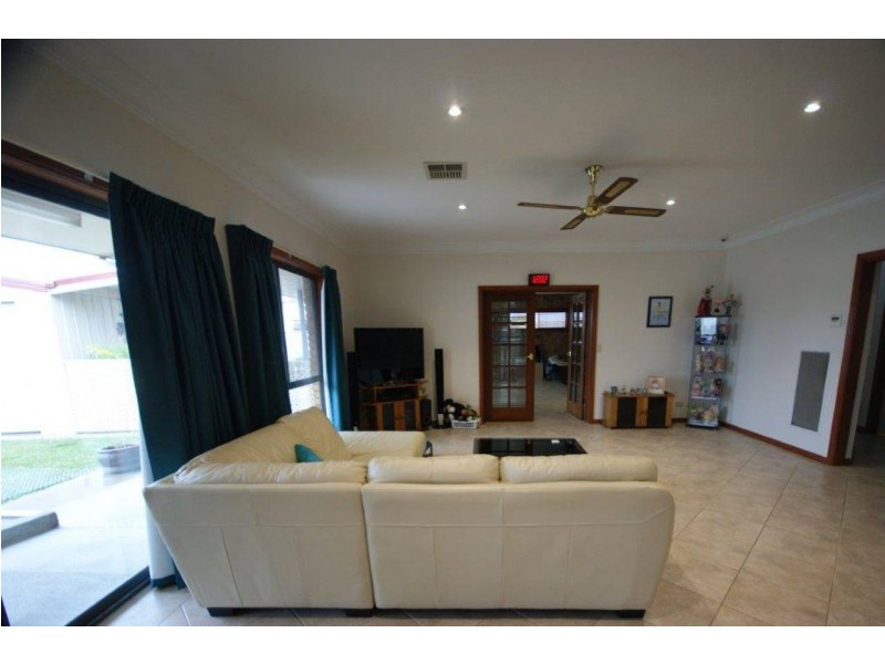 8 Thomas Crt, Deniliquin NSW 2710