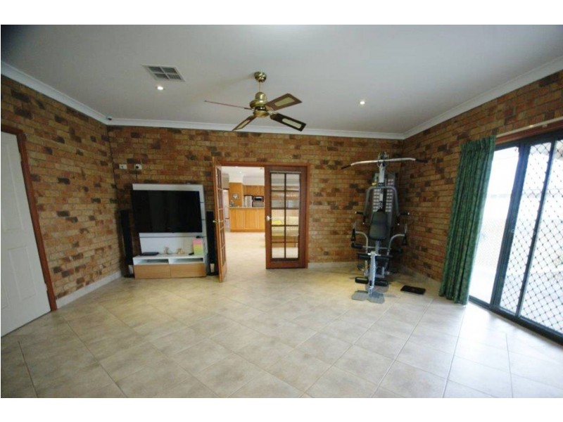 8 Thomas Crt, Deniliquin NSW 2710