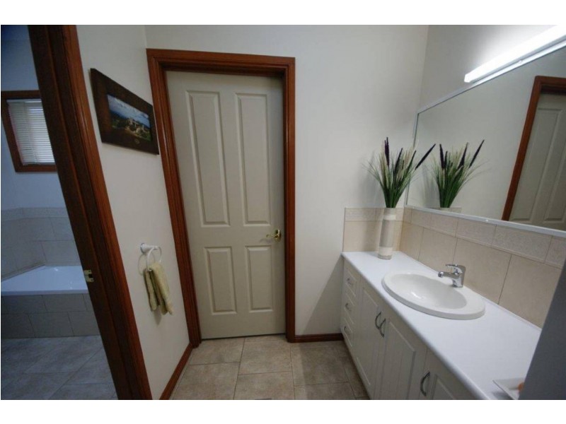 8 Thomas Crt, Deniliquin NSW 2710