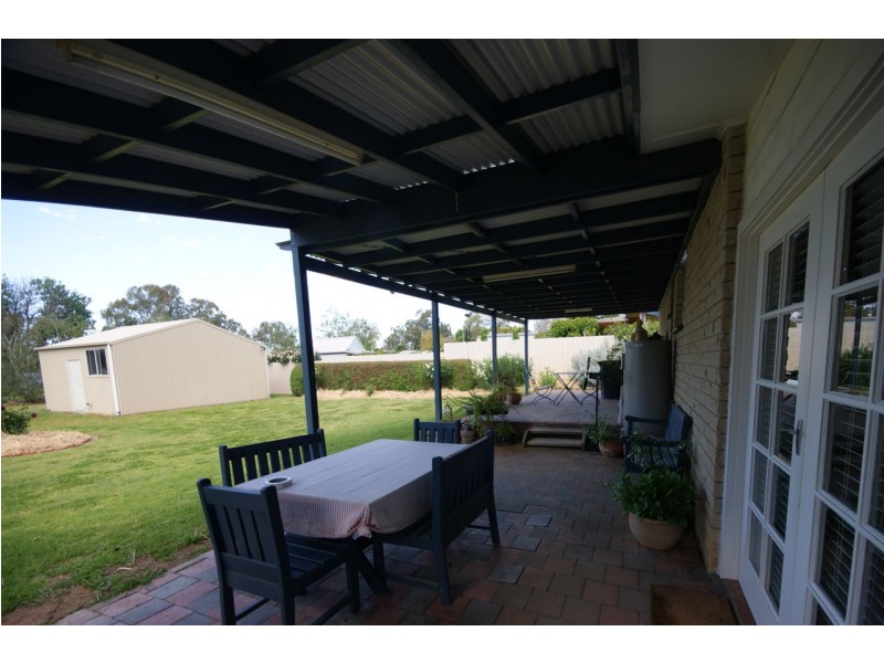 211 River Street, Deniliquin NSW 2710