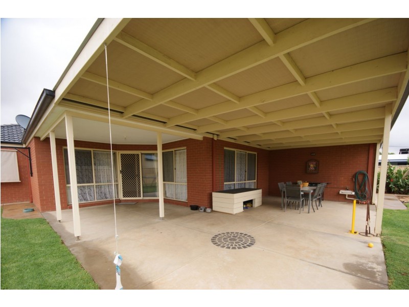 1 Vaughan Place, Deniliquin NSW 2710