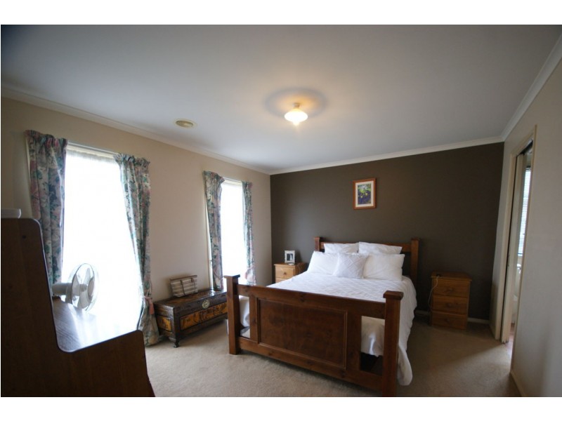 1 Vaughan Place, Deniliquin NSW 2710