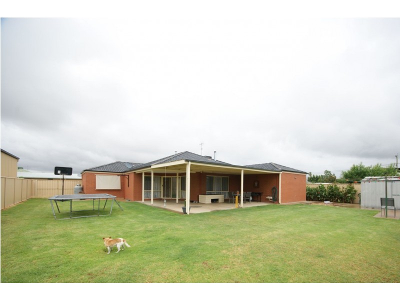 1 Vaughan Place, Deniliquin NSW 2710