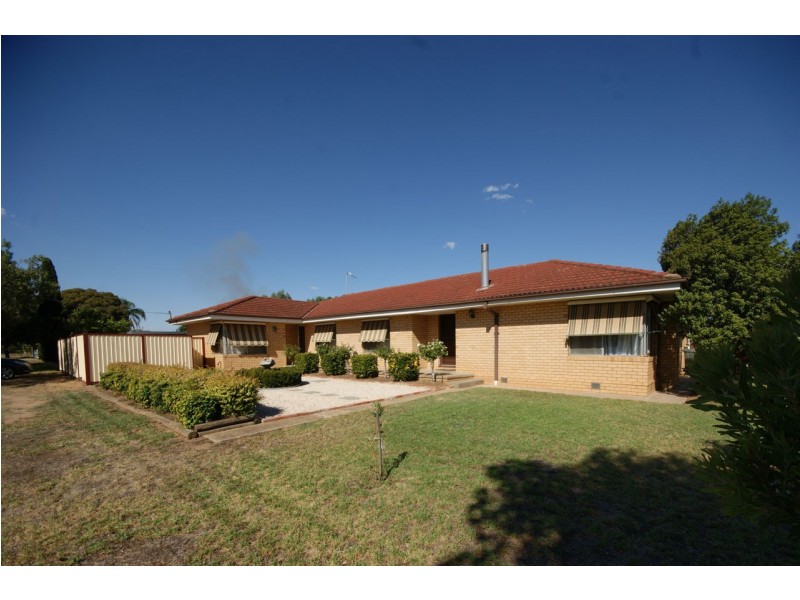 1 Greaves Crescent, Deniliquin NSW 2710