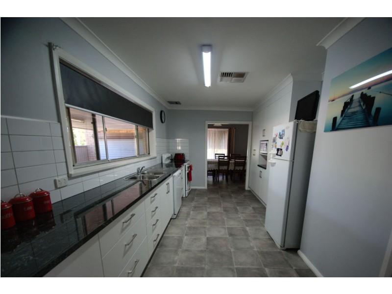 1 Greaves Crescent, Deniliquin NSW 2710