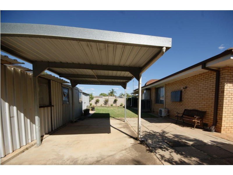 1 Greaves Crescent, Deniliquin NSW 2710
