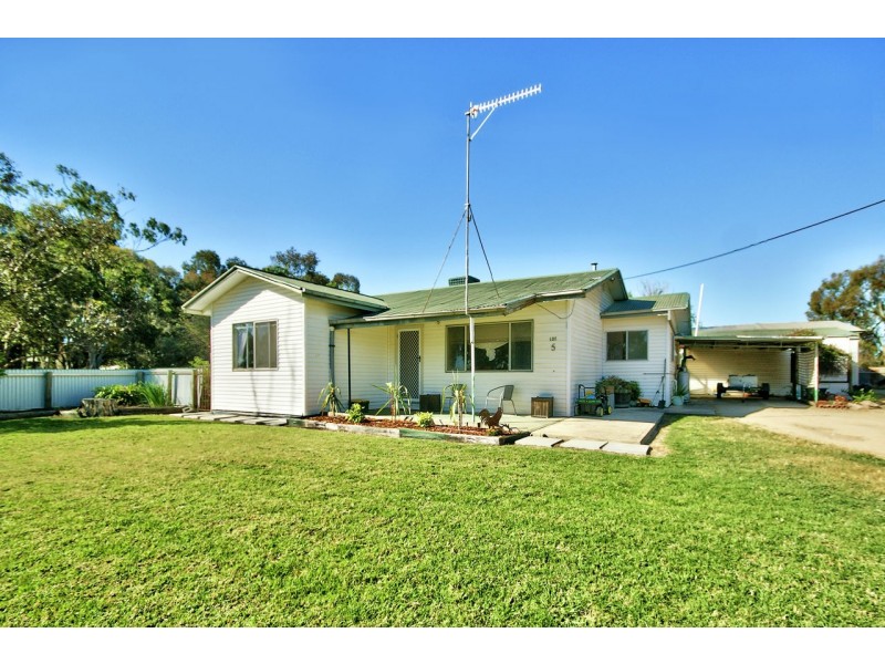 157 Augustus St, Deniliquin NSW 2710