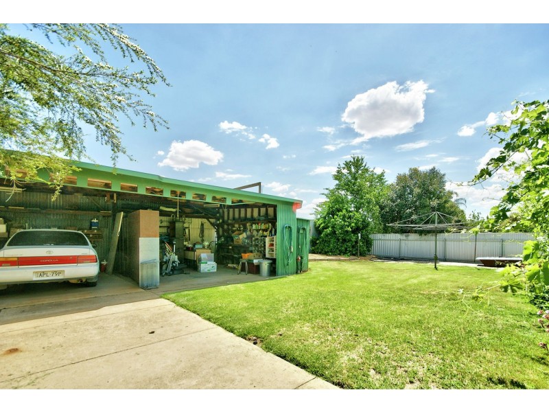 404 Campbell Cres, Deniliquin NSW 2710