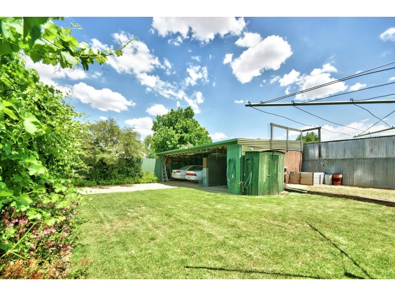 404 Campbell Cres, Deniliquin NSW 2710