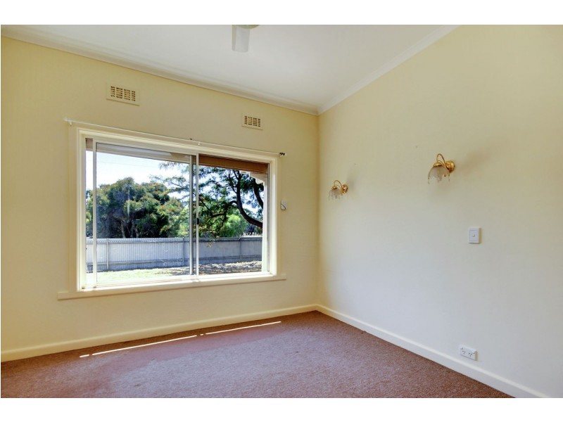 320 Fitzroy St, Deniliquin NSW 2710