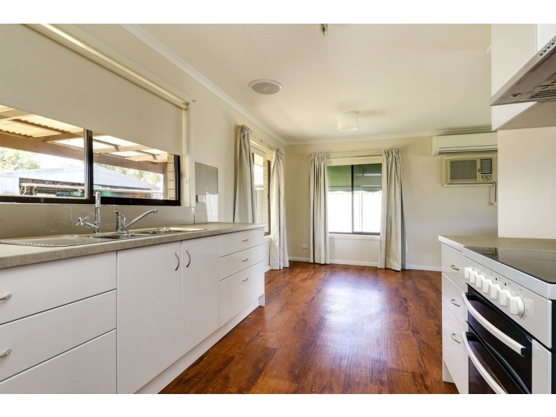 8 Johnston Crescent, Deniliquin NSW 2710