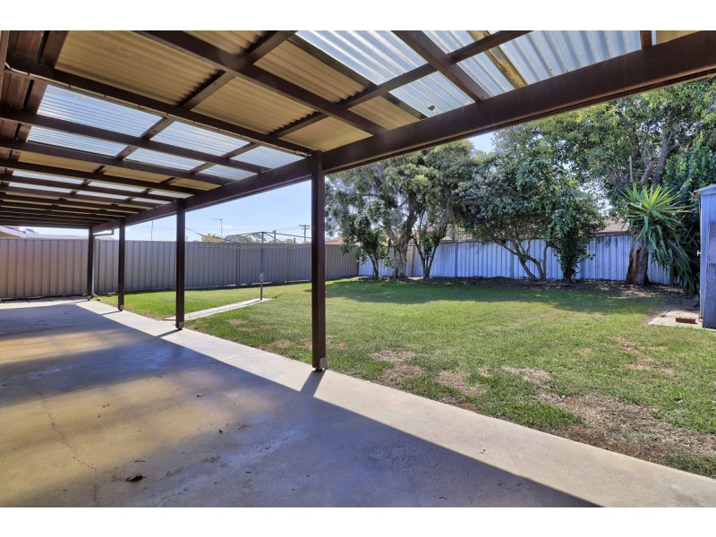 8 Johnston Crescent, Deniliquin NSW 2710