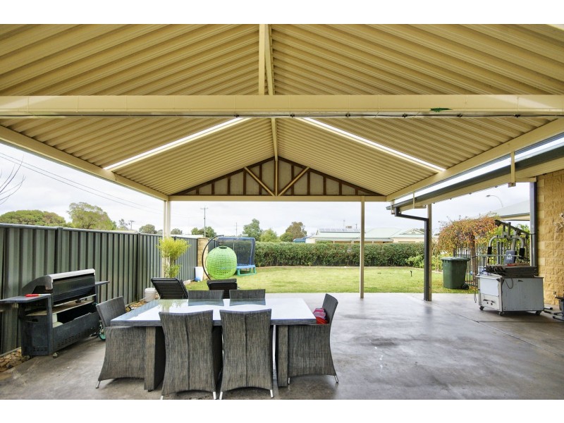 7 Vaughan Pl, Deniliquin NSW 2710