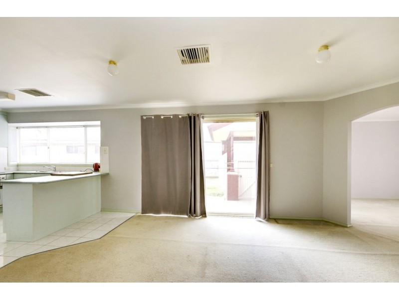 6 Vaughan Pl, Deniliquin NSW 2710