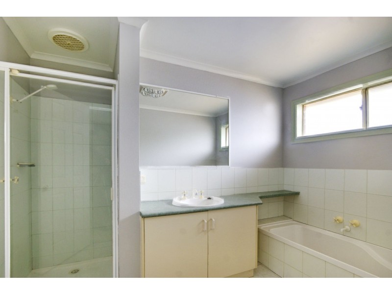 6 Vaughan Pl, Deniliquin NSW 2710