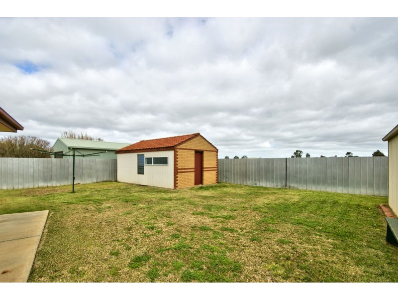 6 Vaughan Pl, Deniliquin NSW 2710