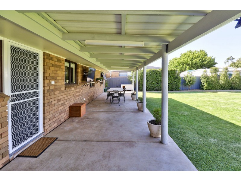 13 Mazamet Crt, Deniliquin NSW 2710