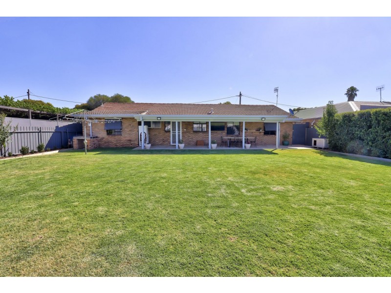 13 Mazamet Crt, Deniliquin NSW 2710