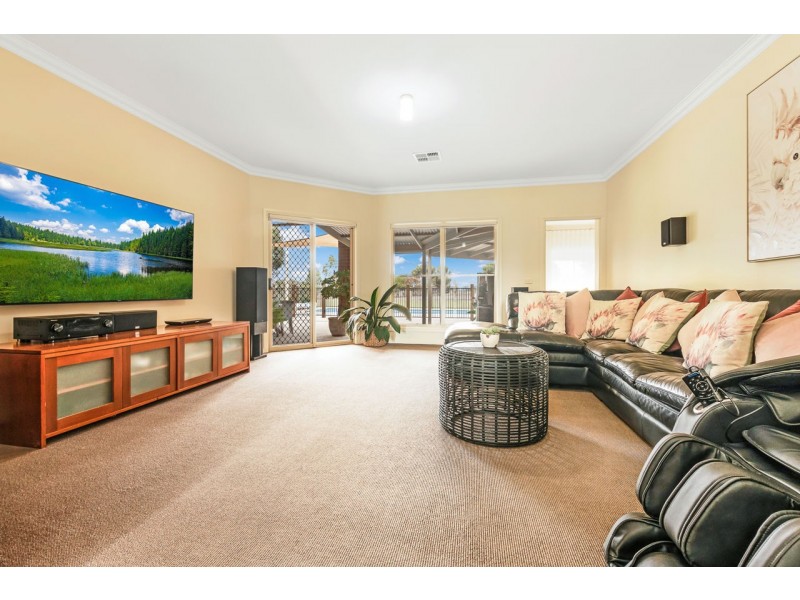 25 Riverview Dr, Deniliquin NSW 2710