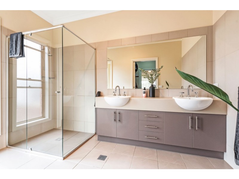 25 Riverview Dr, Deniliquin NSW 2710