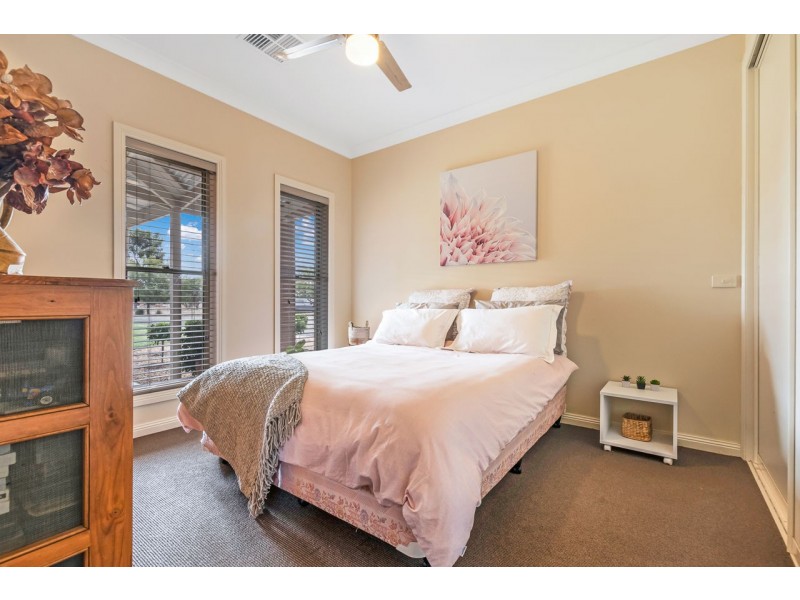 25 Riverview Dr, Deniliquin NSW 2710