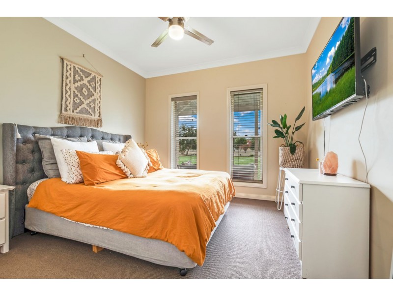 25 Riverview Dr, Deniliquin NSW 2710