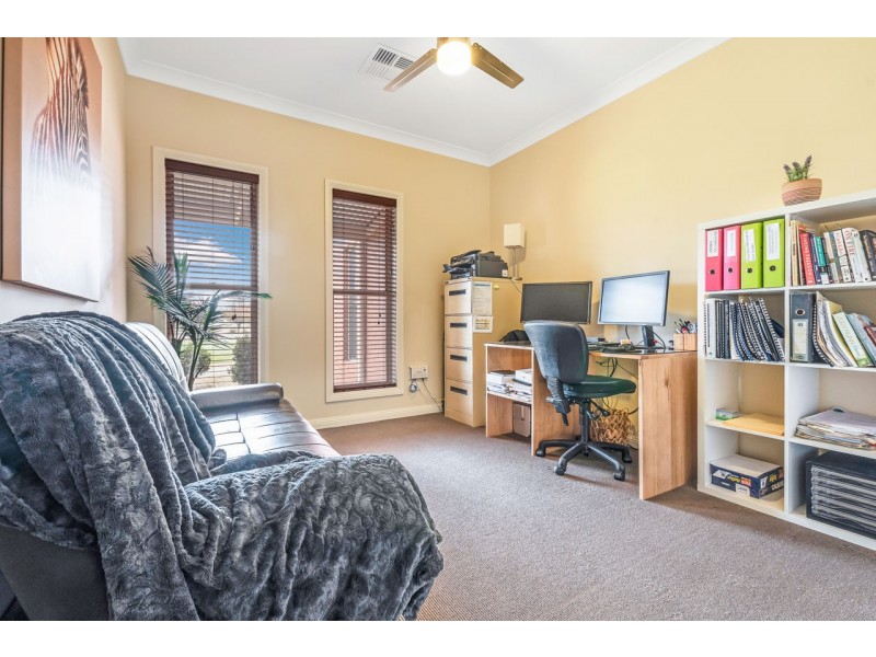 25 Riverview Dr, Deniliquin NSW 2710