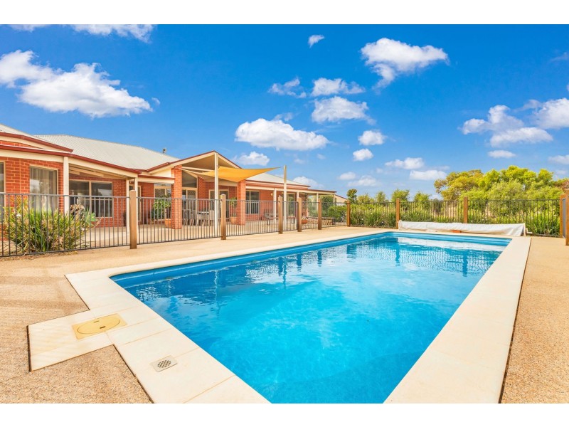 25 Riverview Dr, Deniliquin NSW 2710