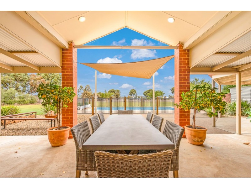 25 Riverview Dr, Deniliquin NSW 2710