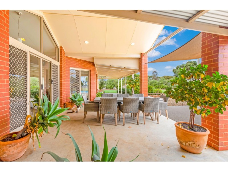 25 Riverview Dr, Deniliquin NSW 2710