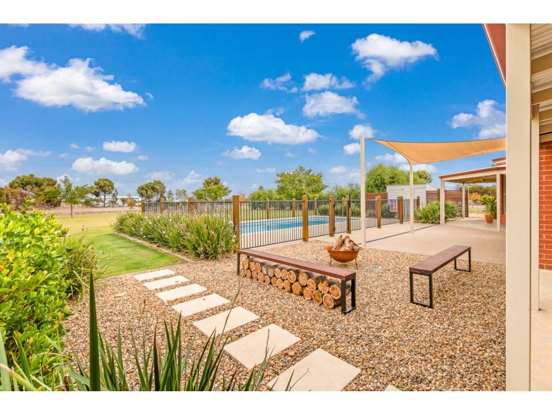 25 Riverview Dr, Deniliquin NSW 2710