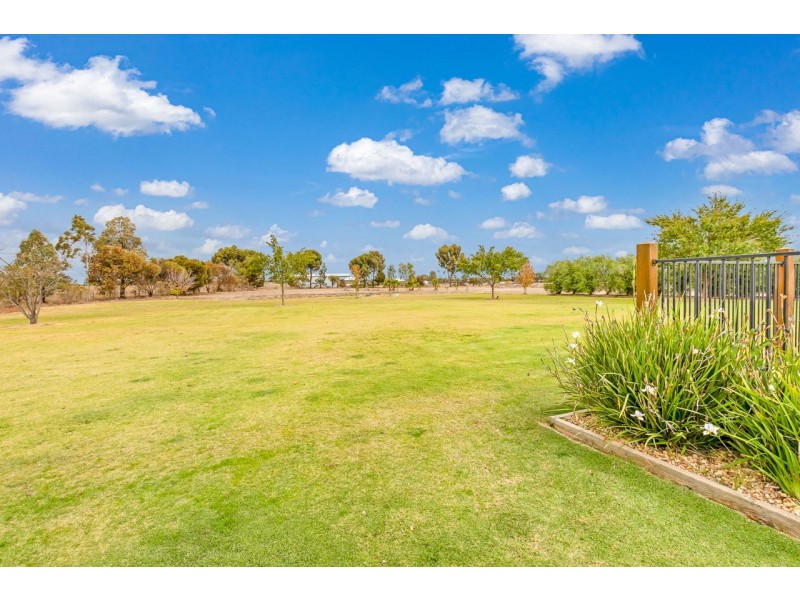 25 Riverview Dr, Deniliquin NSW 2710