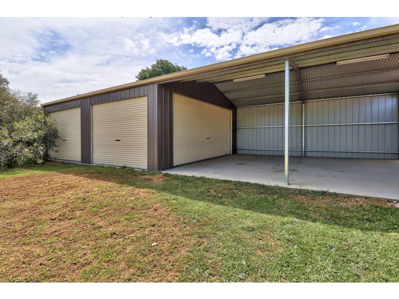123 Burton Street, Deniliquin NSW 2710