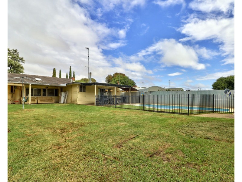 365 Sloane Street, Deniliquin NSW 2710