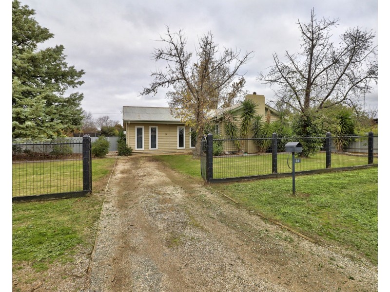 54 Burton Street, Deniliquin NSW 2710