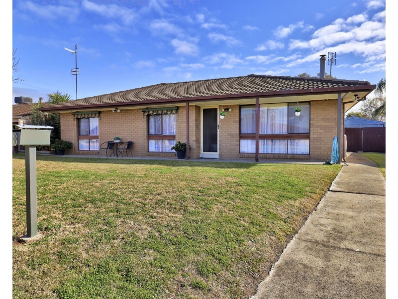 8 Johnston Crescent, Deniliquin NSW 2710
