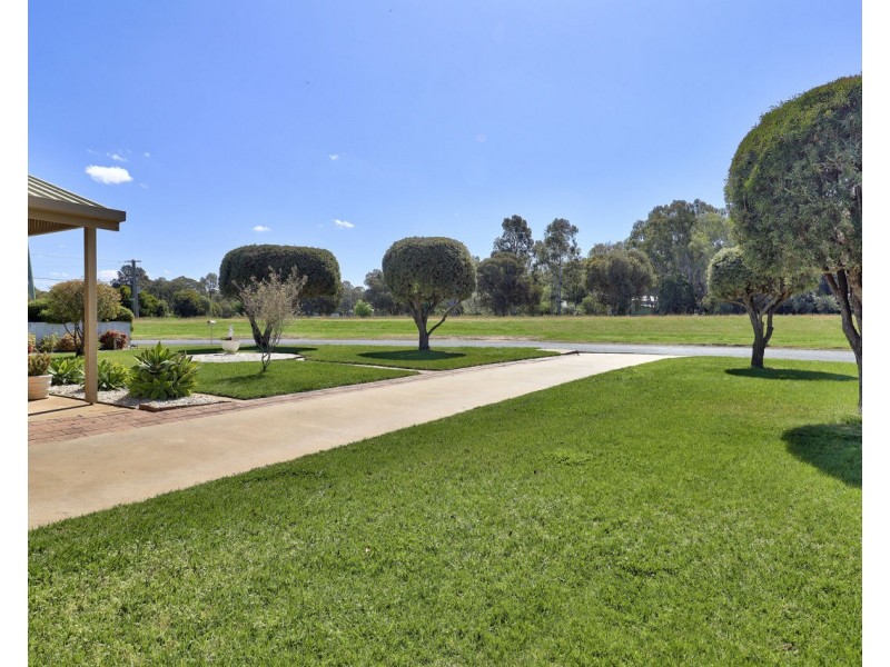 8 Warren Drive, Deniliquin NSW 2710