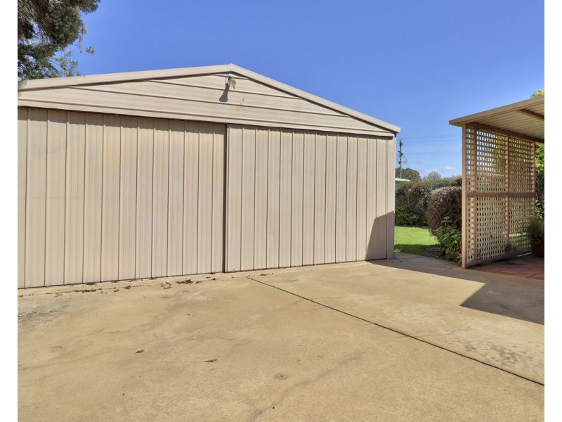 8 Warren Drive, Deniliquin NSW 2710